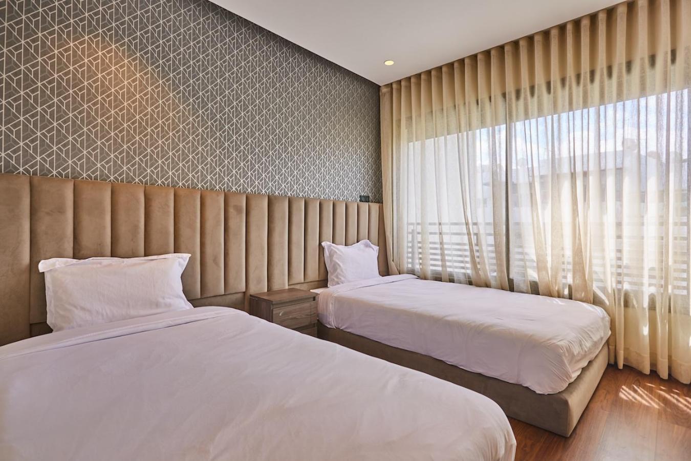 Discover In Our 3-bed Gem With Parking Apartment