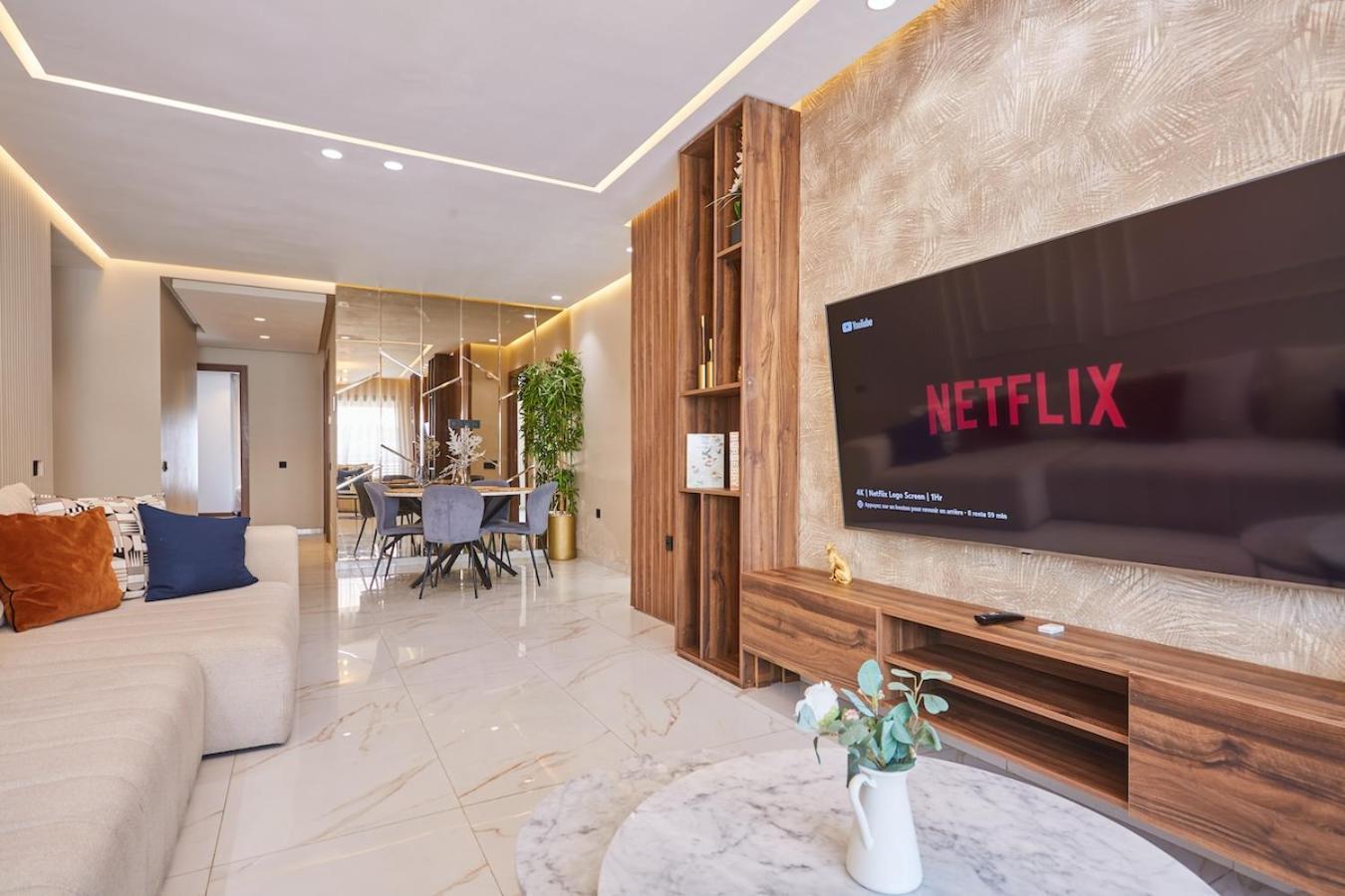 Discover In Our 3-bed Gem With Parking Apartment
